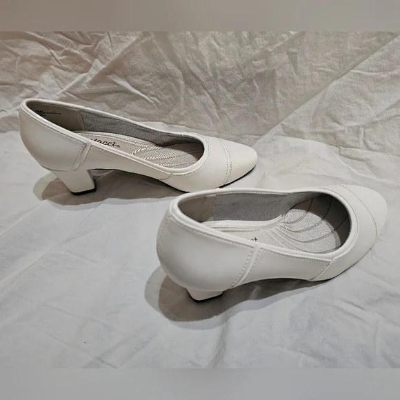 Easy Street Women's White Heels - Picture 4 of 8